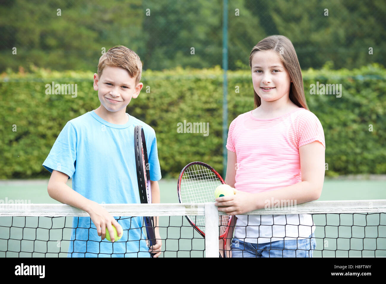 Porträt eines jungen und Mädchen zusammen Tennis spielen Stockfoto