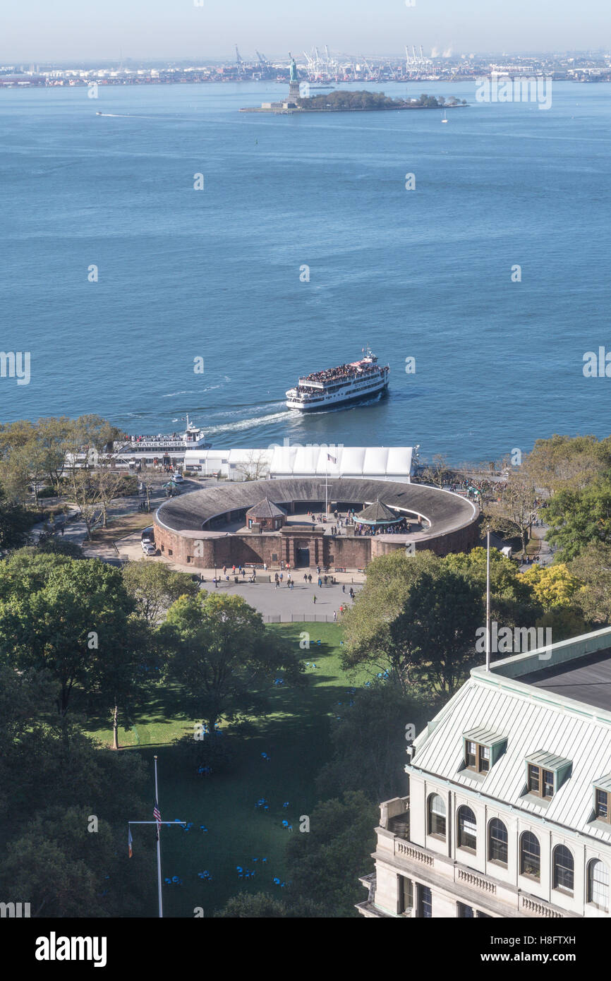 Fähre verlassen Castle Clinton im Battery Park auf dem Weg nach Liberty Island Hafen von New York, New York Stockfoto