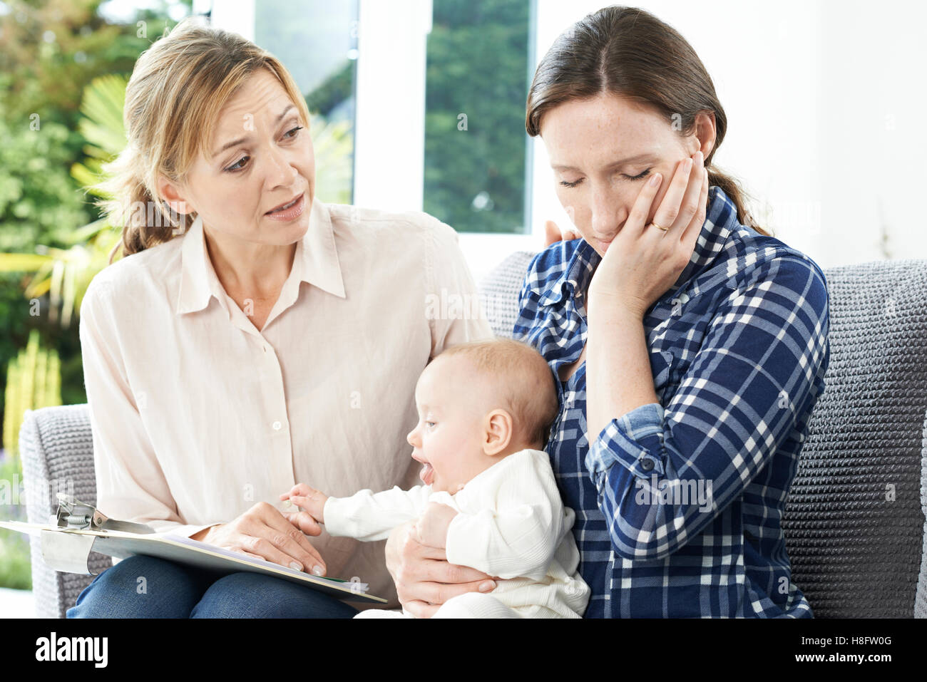 Gesundheit-Besucher mit neuen Mutter leiden mit Depression Stockfoto