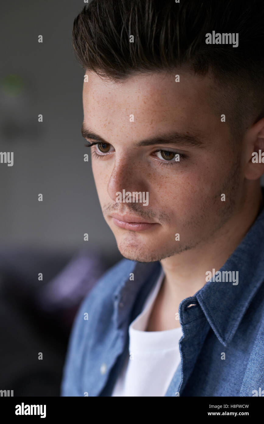 Kopf und Schultern Porträt von Ernst Teenager Stockfoto