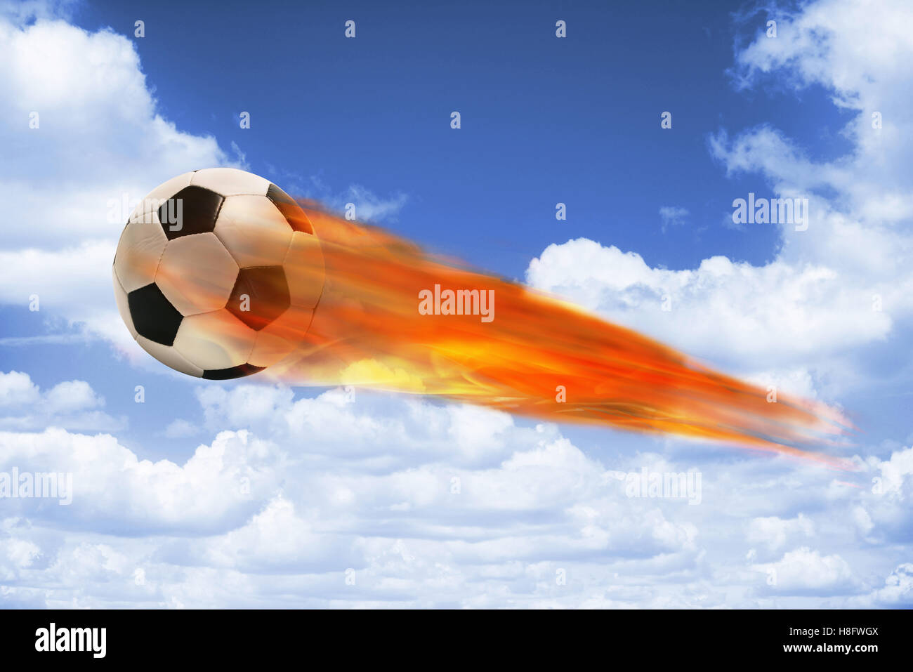 Fußball in Brand und fliegenden Fast in den Himmel. Stockfoto