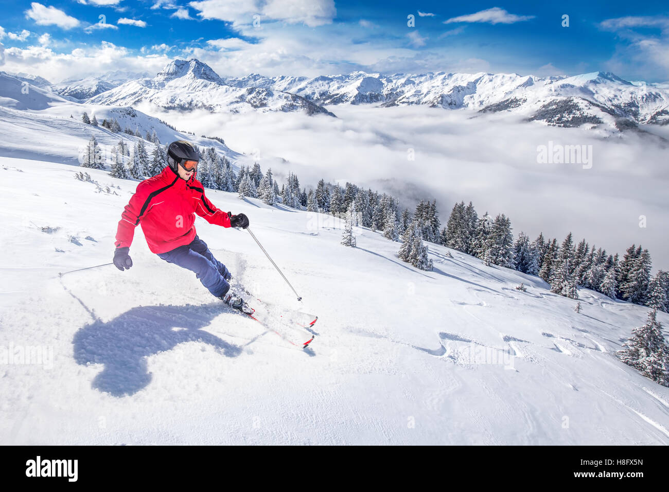 Glücklich attraktiver Jüngling Skifahren in Kitzbühel Ski Resort, Tiroler Alpen, Österreich Stockfoto