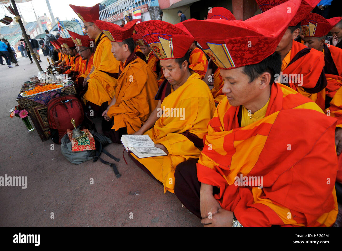 Kathmandu, Nepal. 11. November 2016. Nepalesische buddhistischer Mönch mit rituellen Gebet während der weltweit größten Thangkamalerei 12 wichtige Lebensstils von Gautam Buddha Dashrath Rangasala Stadium, Kathmandu, Nepal auf Freitag, 11. November 2016 präsentiert. Der Aufwand von mehr als 10.000 Freiwilligen aus über 16 Ländern, die Thangka wurde schließlich im Jahr 2002 abgeschlossen. Das Gemälde, 12 wichtige Lebensstil von Gautam Buddha darstellt. Bildnachweis: Pazifische Presse/Alamy Live-Nachrichten Stockfoto