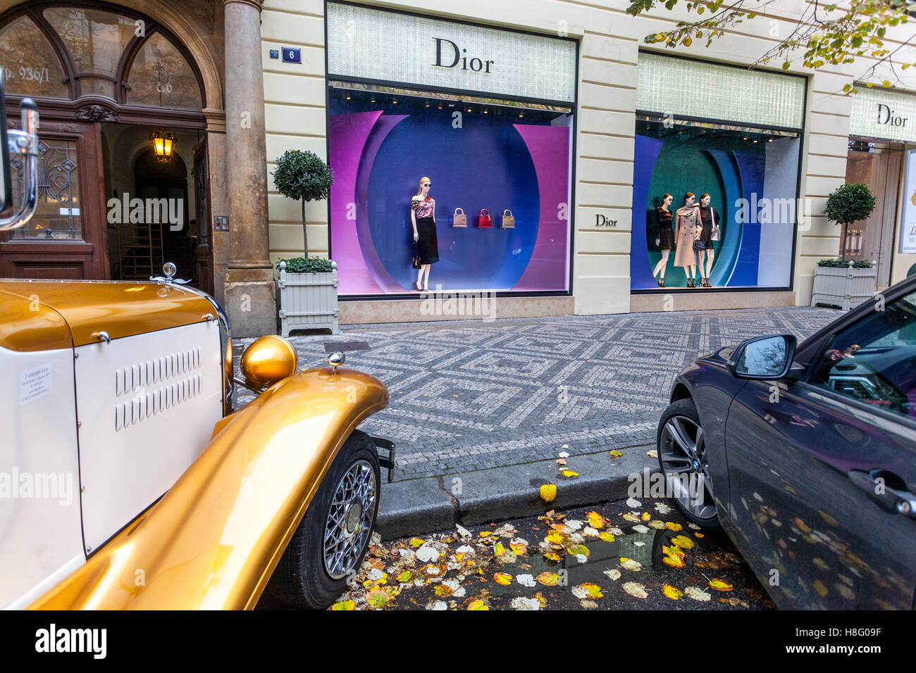 Luxusgeschäft, Dior, ein Modegeschäft in der Parizska Straße Prag, Altstadt, Tschechische Republik Prag Parizska Straße Stockfoto