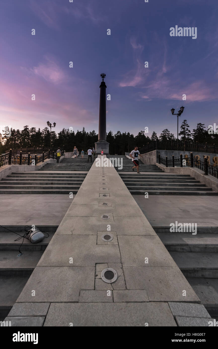 Der Obelisk an der Grenze zwischen Europa und Asien (Jekaterinburg) Stockfoto