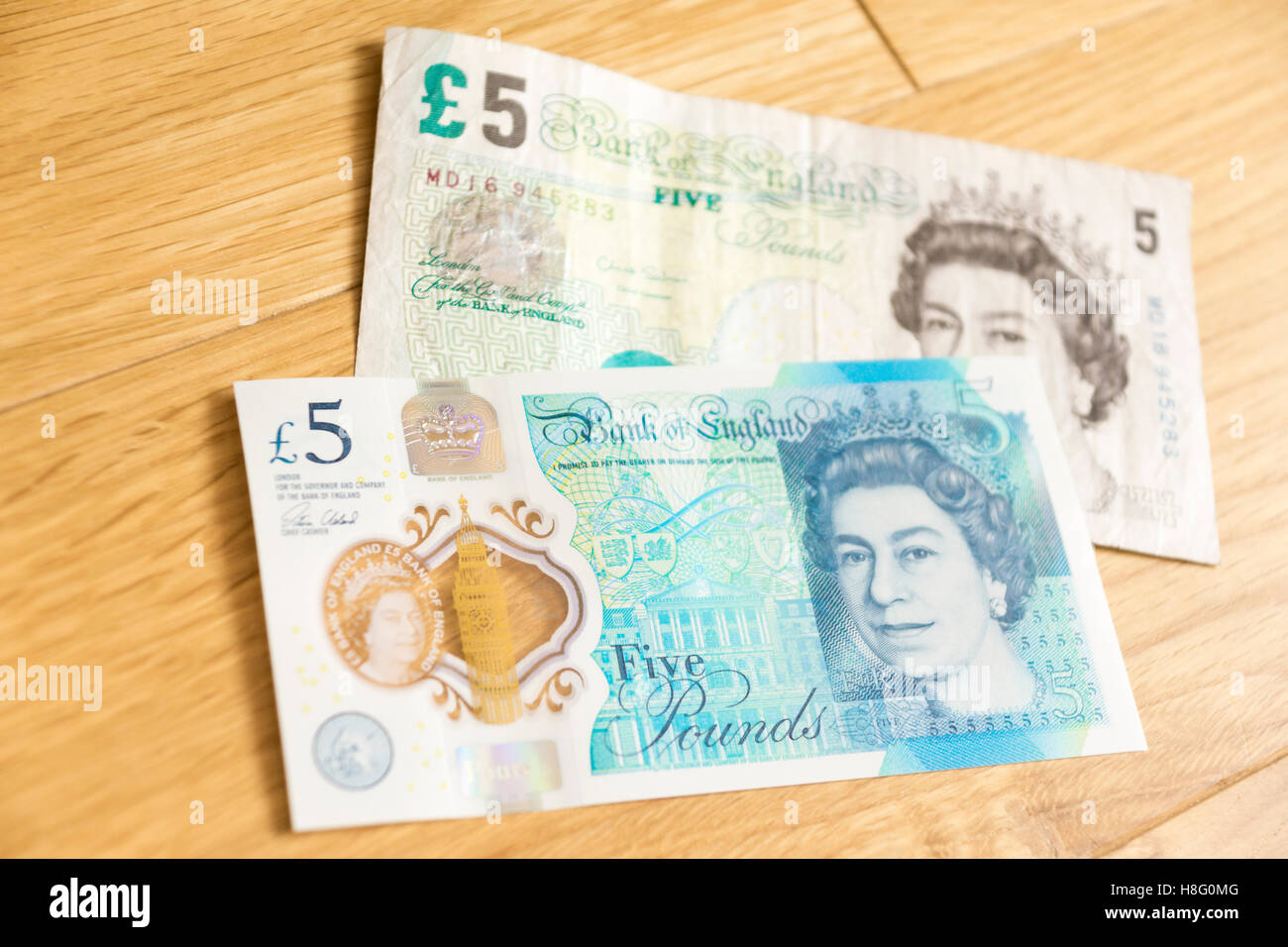 Alte 50 Pfund Scheine Noch Gültig Eine alte und neue fünf-Pfund-note Stockfotografie - Alamy