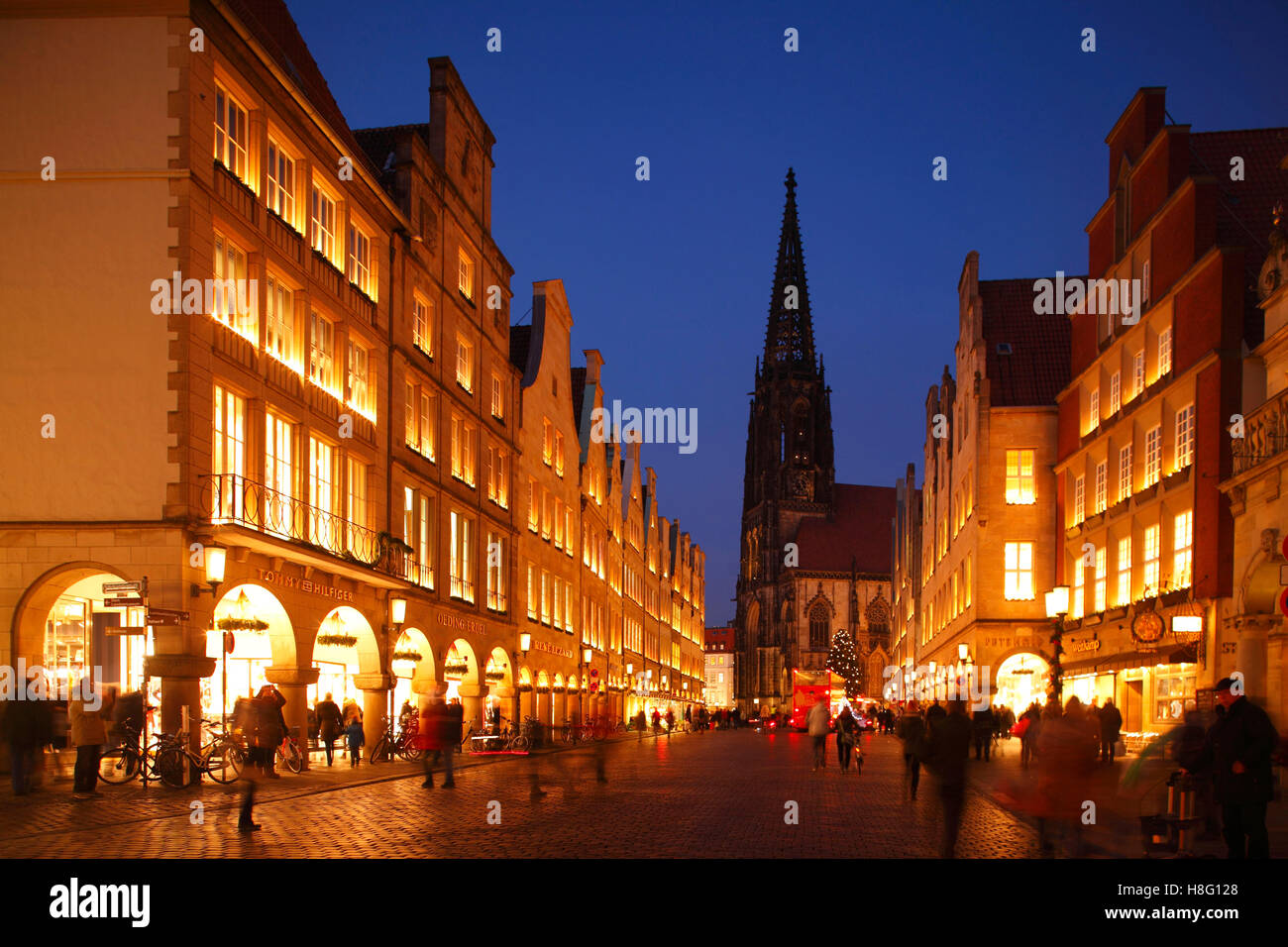 Prinzipalmarkt mit St. Lambertikirche in der Abenddämmerung, Münster in Westfalen, Nordrhein-Westfalen, Deutschland Stockfoto