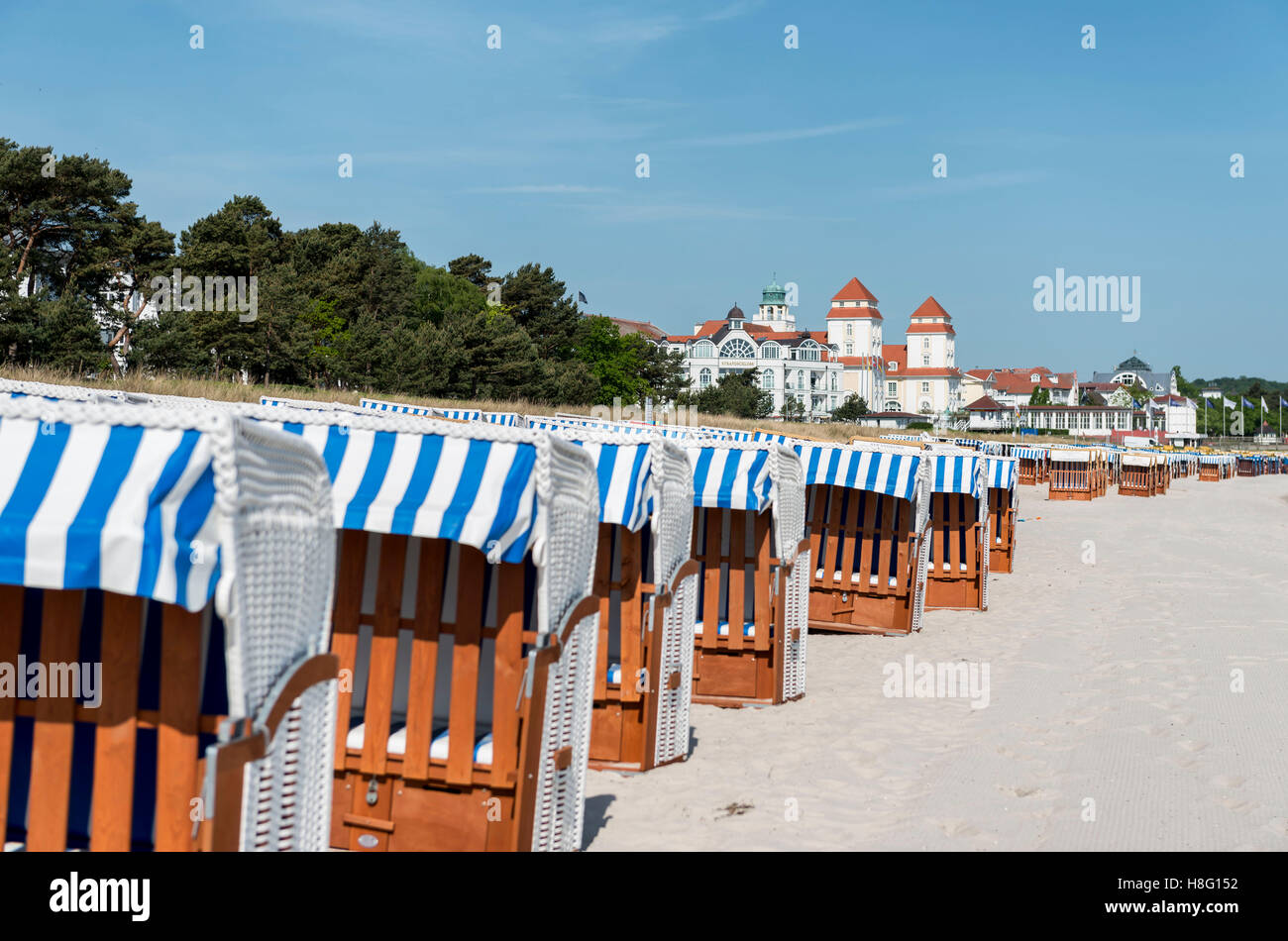 Binz, Mecklenburg-West Pomerania, Deutschland, Europa, Blick auf die Gesundheit Resort Haus und Strand, Stockfoto