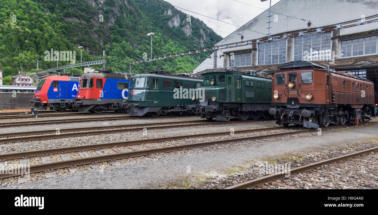 Line-up von modernen und historischen Elektrolokomotiven der Schweizerischen Bundesbahnen SBB. Stockfoto