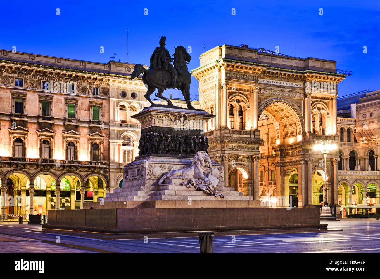 Vittorio Emanuele II Reiterstandbild vor Vittorio Emanuele shopping Galerie am Dom Quadrat von Mailand, Italien. Stockfoto