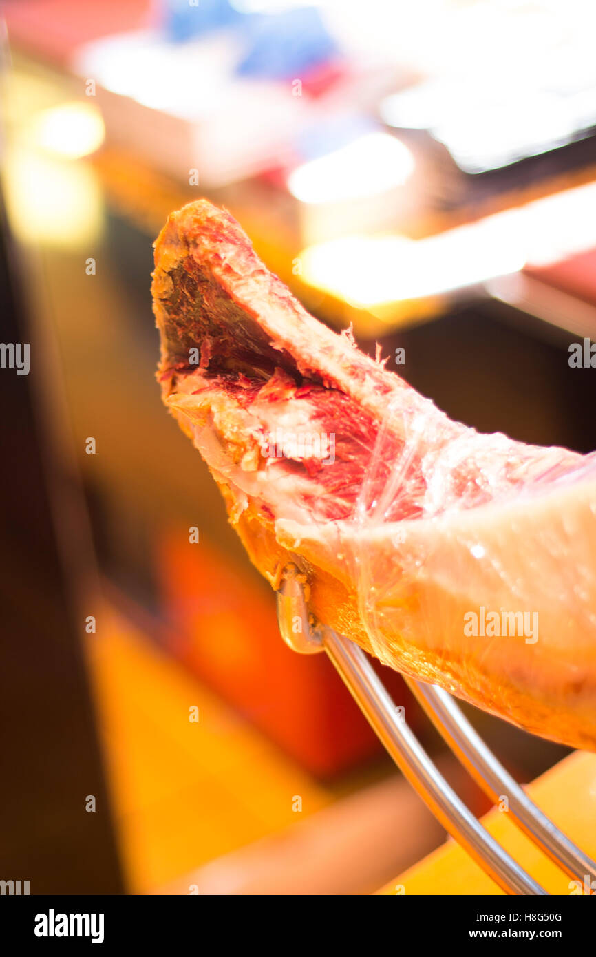 Spanisch-iberische Schinken geschnitten Scheiben Wurst in Delicatessan auf Bein Halter. Stockfoto