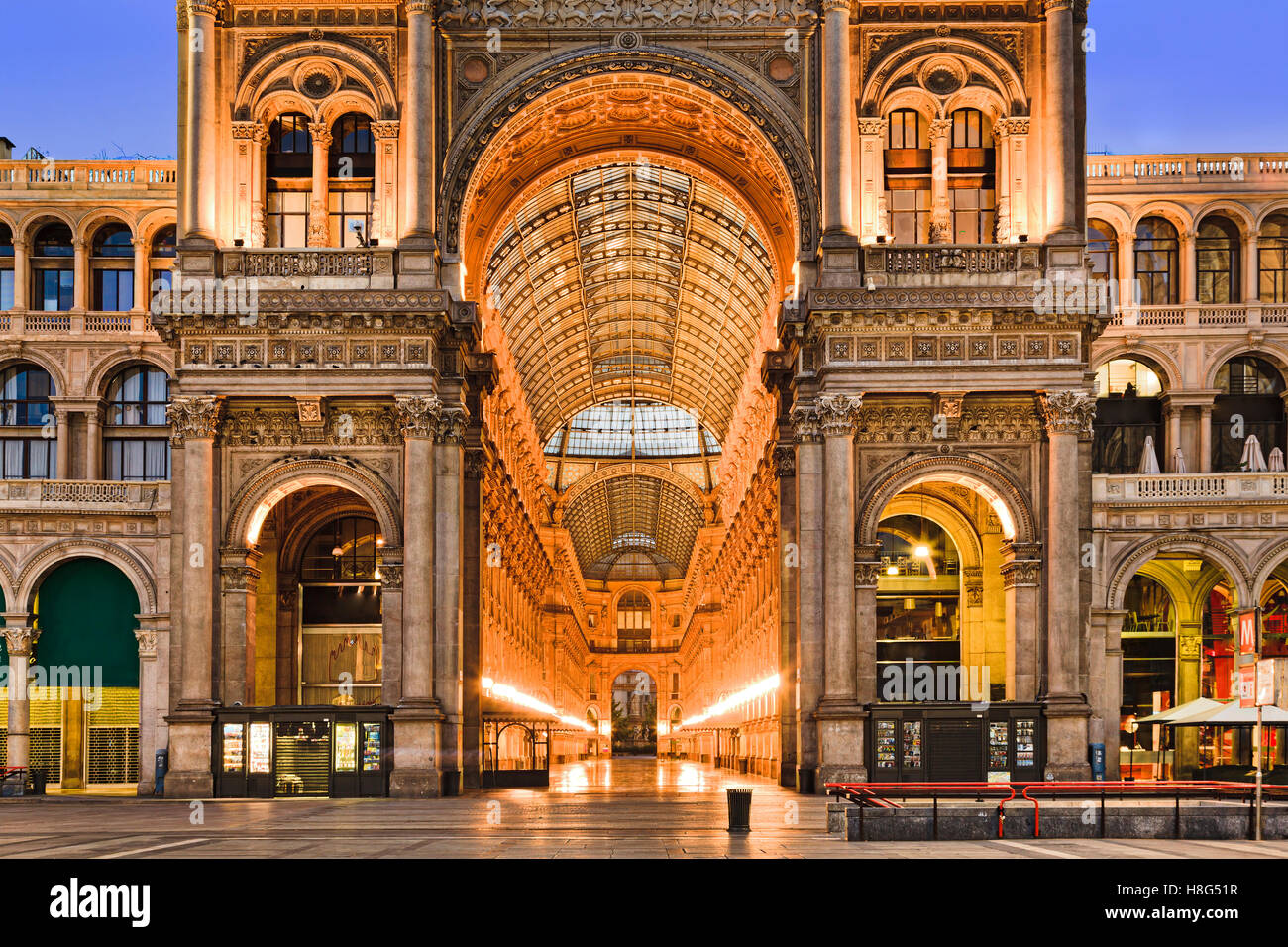 Eingang Portikus und Fassade von Vittorio Emanuele Galerie Einkaufsviertel in Mailand, Italien - das älteste Einkaufszentrum Stockfoto