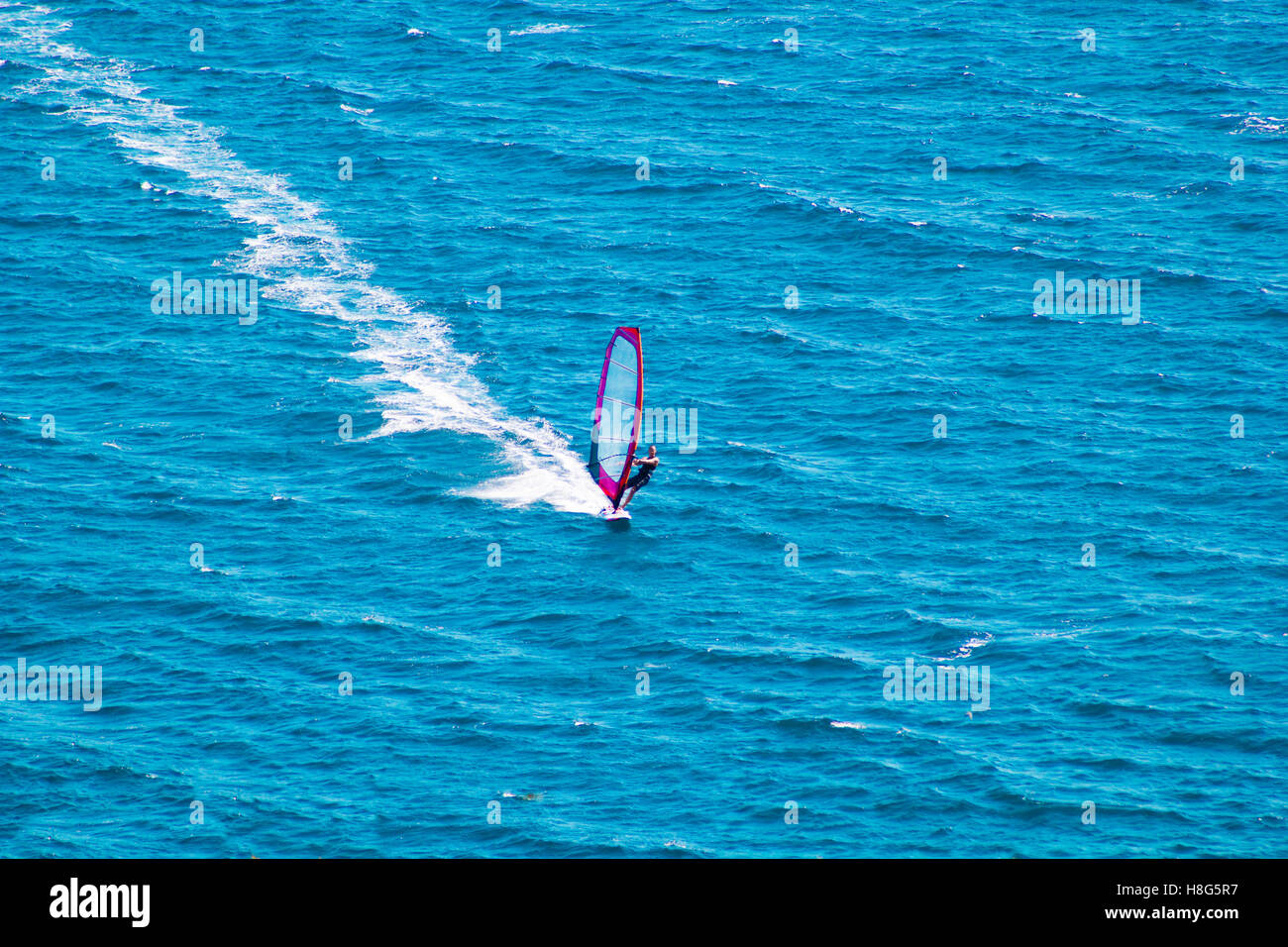 Windsurfer im Meer Surfen Stockfoto