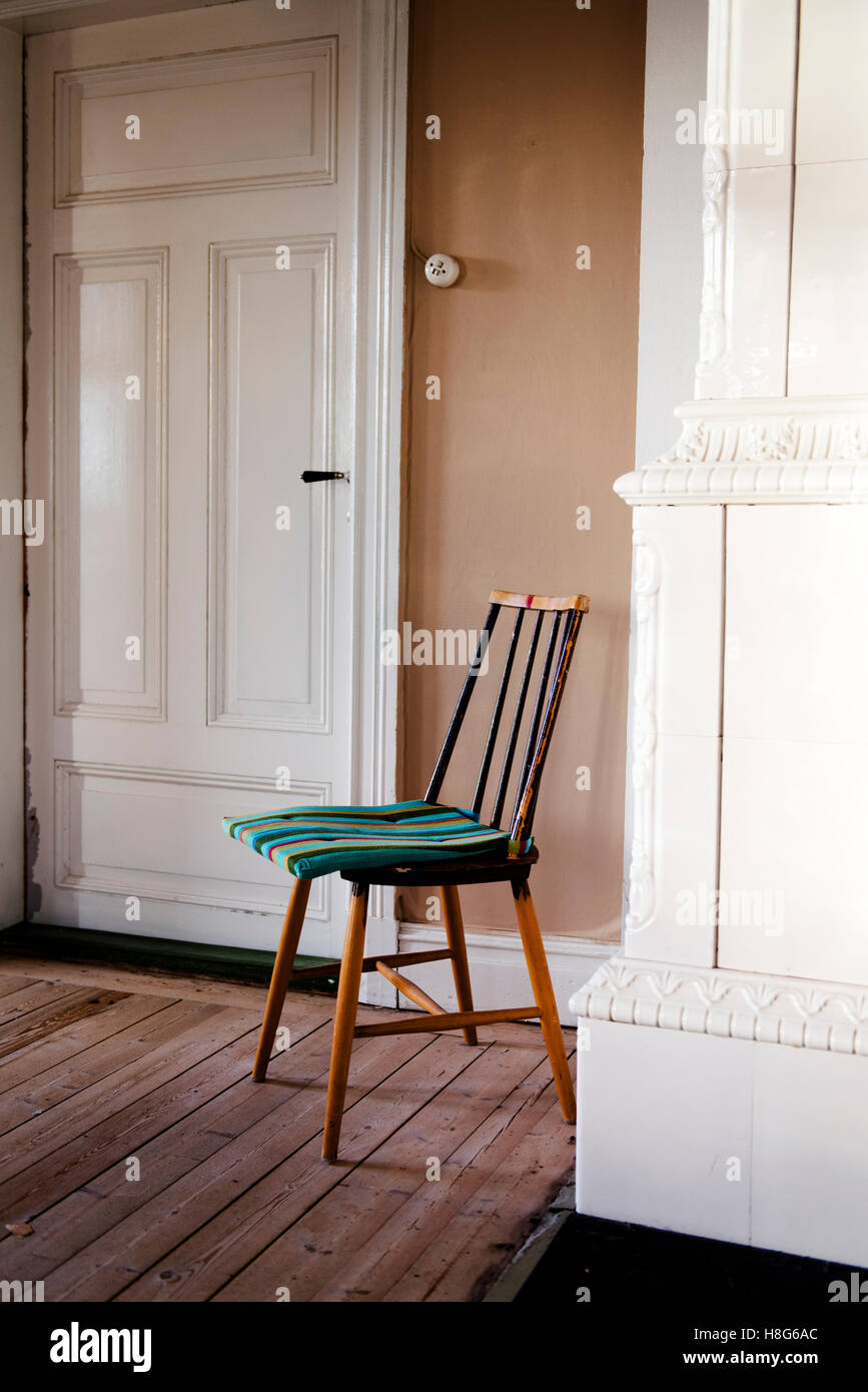 Schwedische Zimmer mit 70er Stuhl und Kachelofen Stockfoto