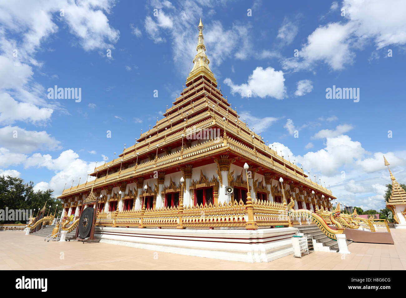 Thailand buddhistische Tempel goldene Stupa in Khonkaen Wahrzeichen, Tempel in Khon Kaen haben lokale Name ist Wat Nong Waeng, am blauen Himmel Stockfoto