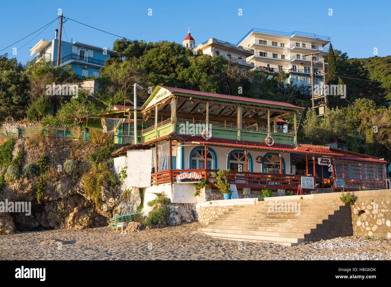 Eine Taverne am Strand von Poros, Kefalonia. Stockfoto