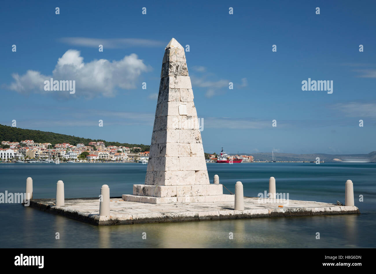 Ein Denkmal für die britische Verwaltung in Kefalonia Argostoli Bay. Stockfoto
