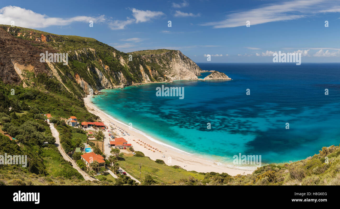 Der Strand von Petani Bay, Kefalonia, hat schönen weiße Sand und das türkisfarbenen Meer. Stockfoto