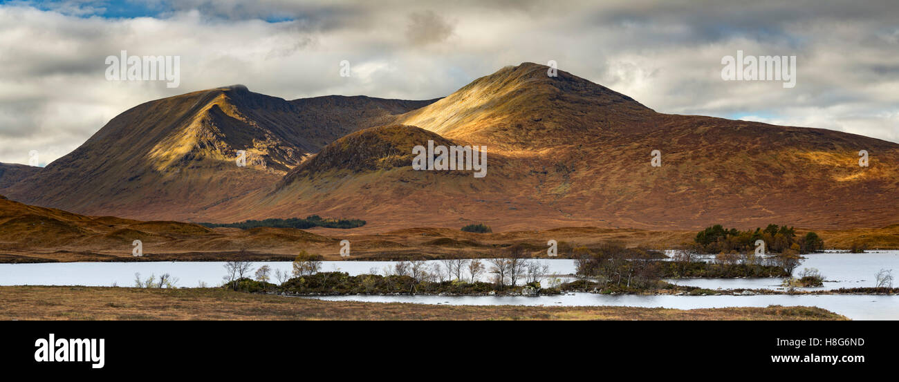 Sonnenlicht tanzt über schwarz zu montieren, die man Na h-Achlaise, Rannoch Moor, Schottland überragt. Stockfoto
