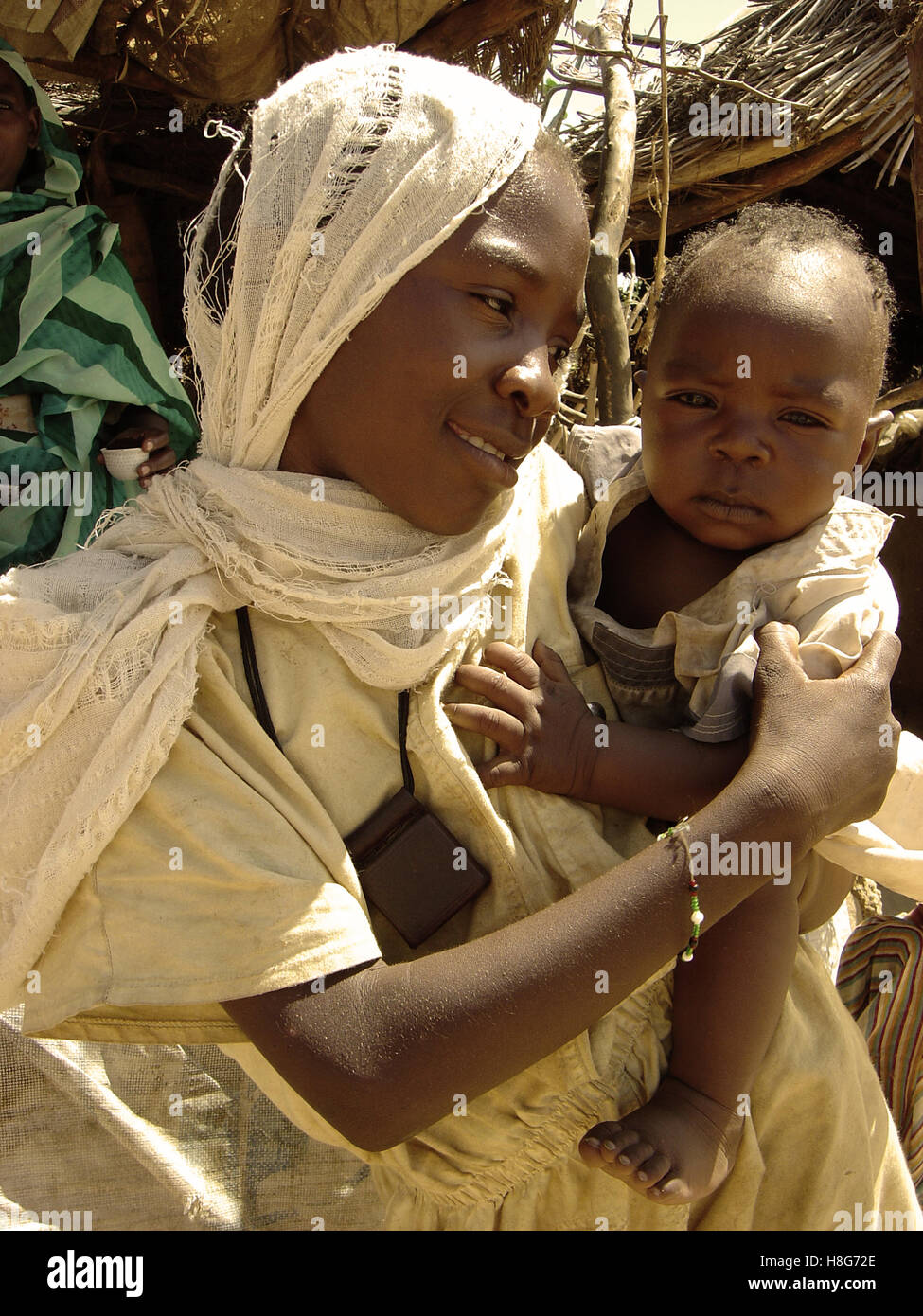29. August 2005 Mutter und Kind in einer am Straßenrand Hütte zwischen El Fasher und Kutum in Nord-Darfur, Sudan. Stockfoto