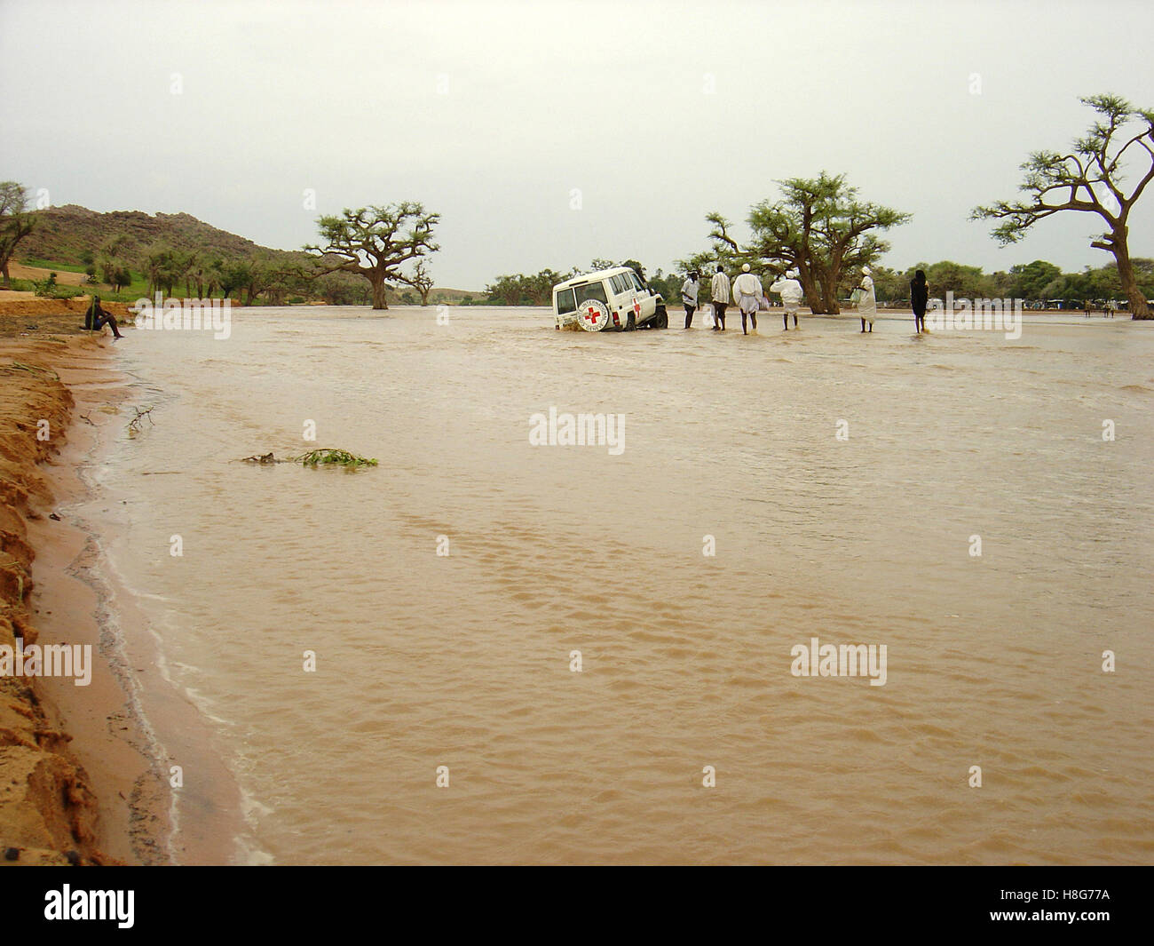 4. September 2005 stecken An IKRK Landcruiser mitten in einem überschwemmten Wadi, in der Nähe von Kutum in Nord-Darfur, Sudan. Stockfoto