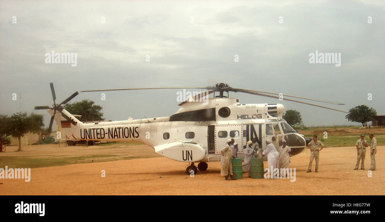 4. September 2005 Hubschrauber Helog Austria Aérospatiale SA 330J Puma am Boden Shearia in Darfur im Sudan. Stockfoto