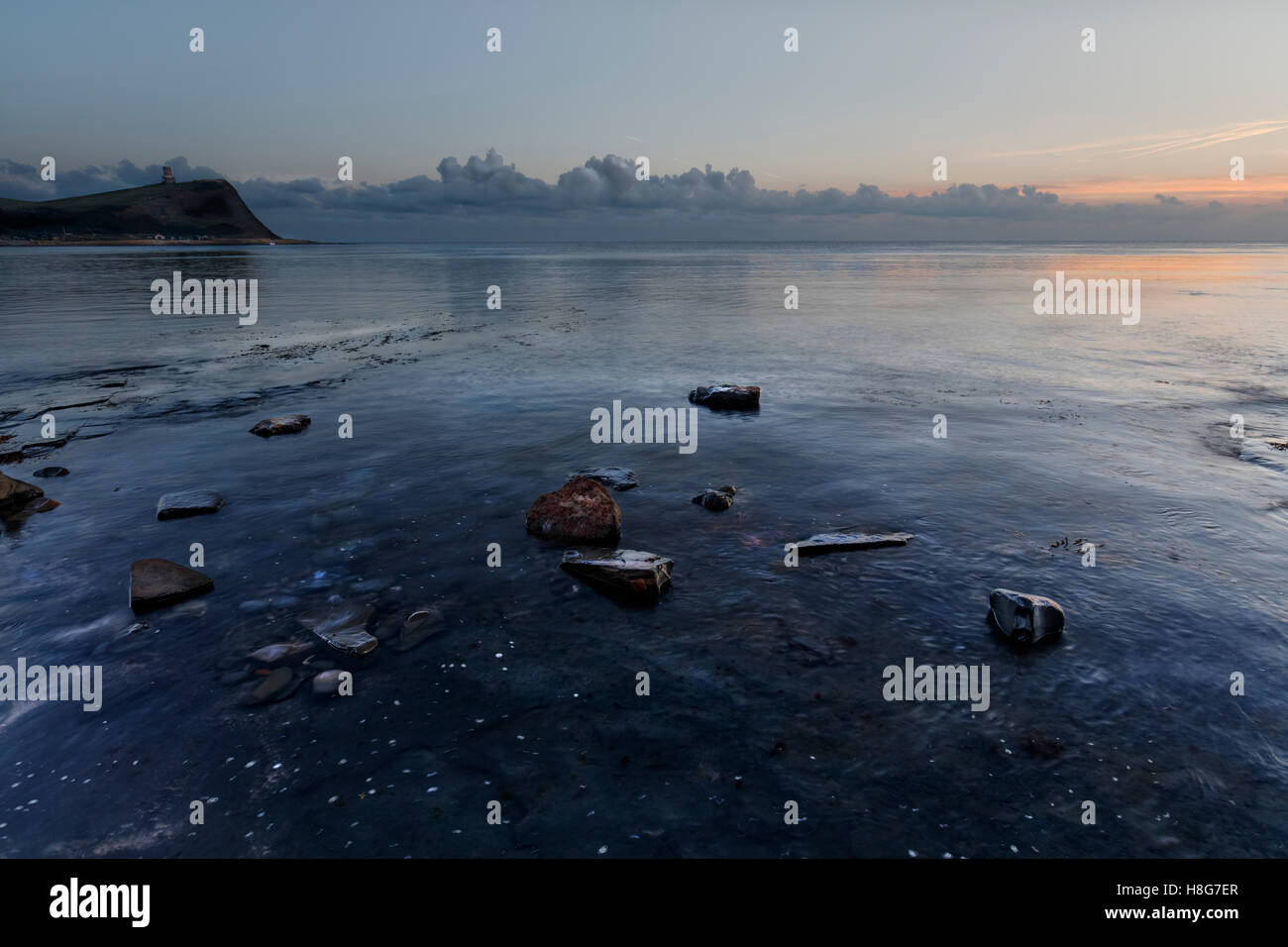 Sonnenaufgang am Seacombe Steinbruch in der Nähe von Swanage, Dorset. Diese Küste ist bekannt als der Jurassic Coast aufgrund der vielen Fossilien gefunden. Stockfoto