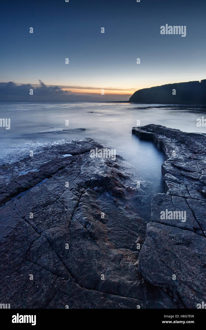 Sonnenaufgang am Seacombe Steinbruch in der Nähe von Swanage, Dorset. Diese Küste ist bekannt als der Jurassic Coast aufgrund der vielen Fossilien gefunden. Stockfoto