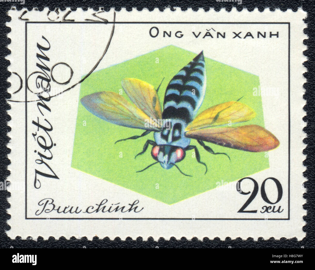 Eine Briefmarke gedruckt in Vietnam zeigt fliegende Insekt Aculeata, ca. 1982 Stockfoto