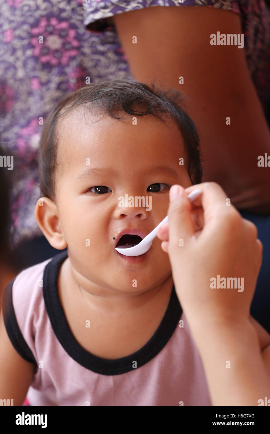 Asiatisches Baby Essen eine Drachenfrucht mit glücklich, Konzept von Gesundheit und Lebensmittel für die Kinder. Stockfoto