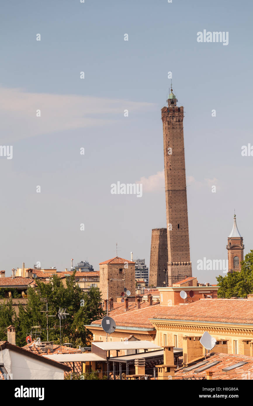 Der Asinelli und Garisenda Türme in Bologna. Sie befinden sich im historischen Zentrum der Stadt, die ein Worl benannt wurde Stockfoto