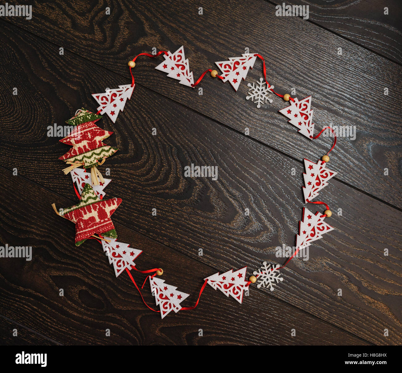 Rahmen von Weihnachten Spielzeug auf hölzernen Hintergrund Stockfoto