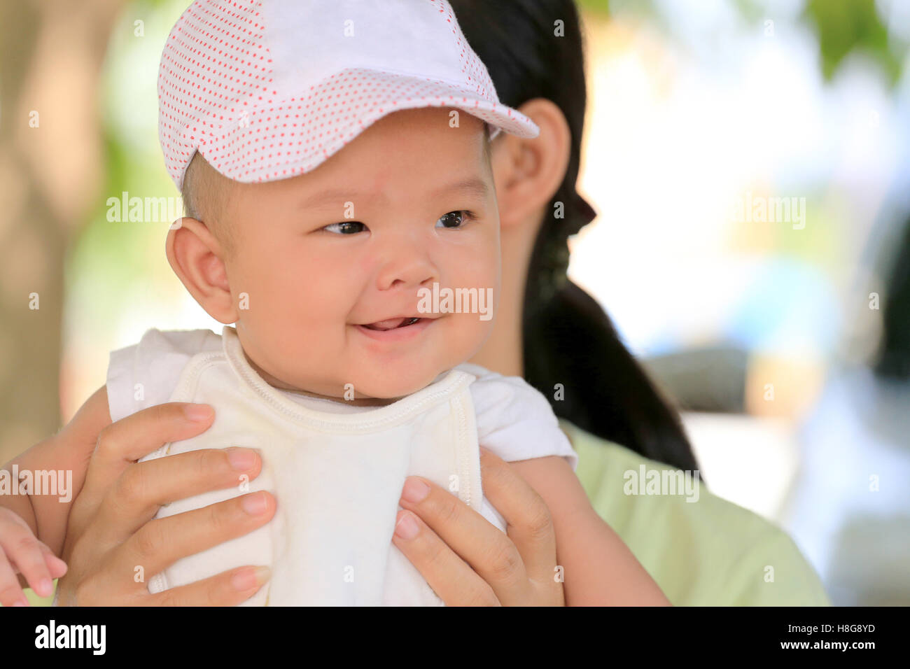 Asiatisches Baby Mama Hand und Lächeln mit glücklich, Konzept der Gesundheit und Entwicklung der Kinder. Stockfoto