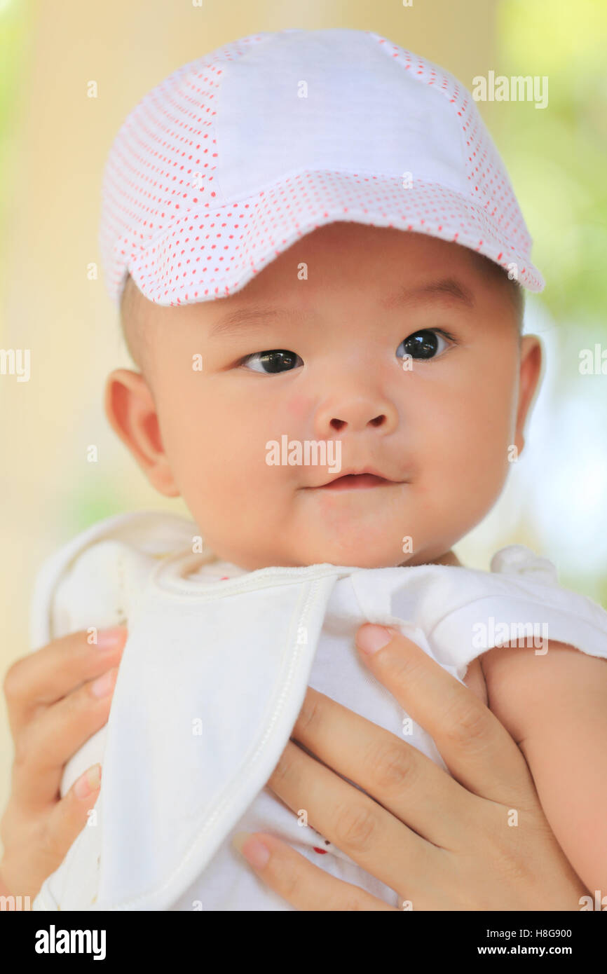 Asiatisches Baby Mama Hand und Lächeln mit glücklich, Konzept der Gesundheit und Entwicklung der Kinder. Stockfoto