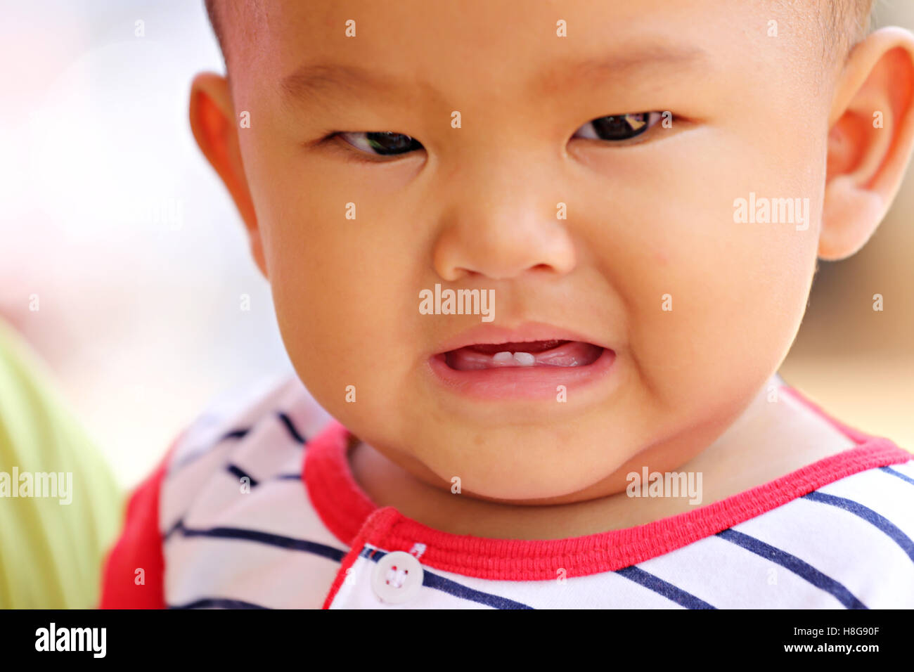 Asiatisches Baby Kleinkind und Kinderkrankheiten in Lächeln mit glücklich, Konzept der Gesundheit und Entwicklung der Kinder haben. Stockfoto