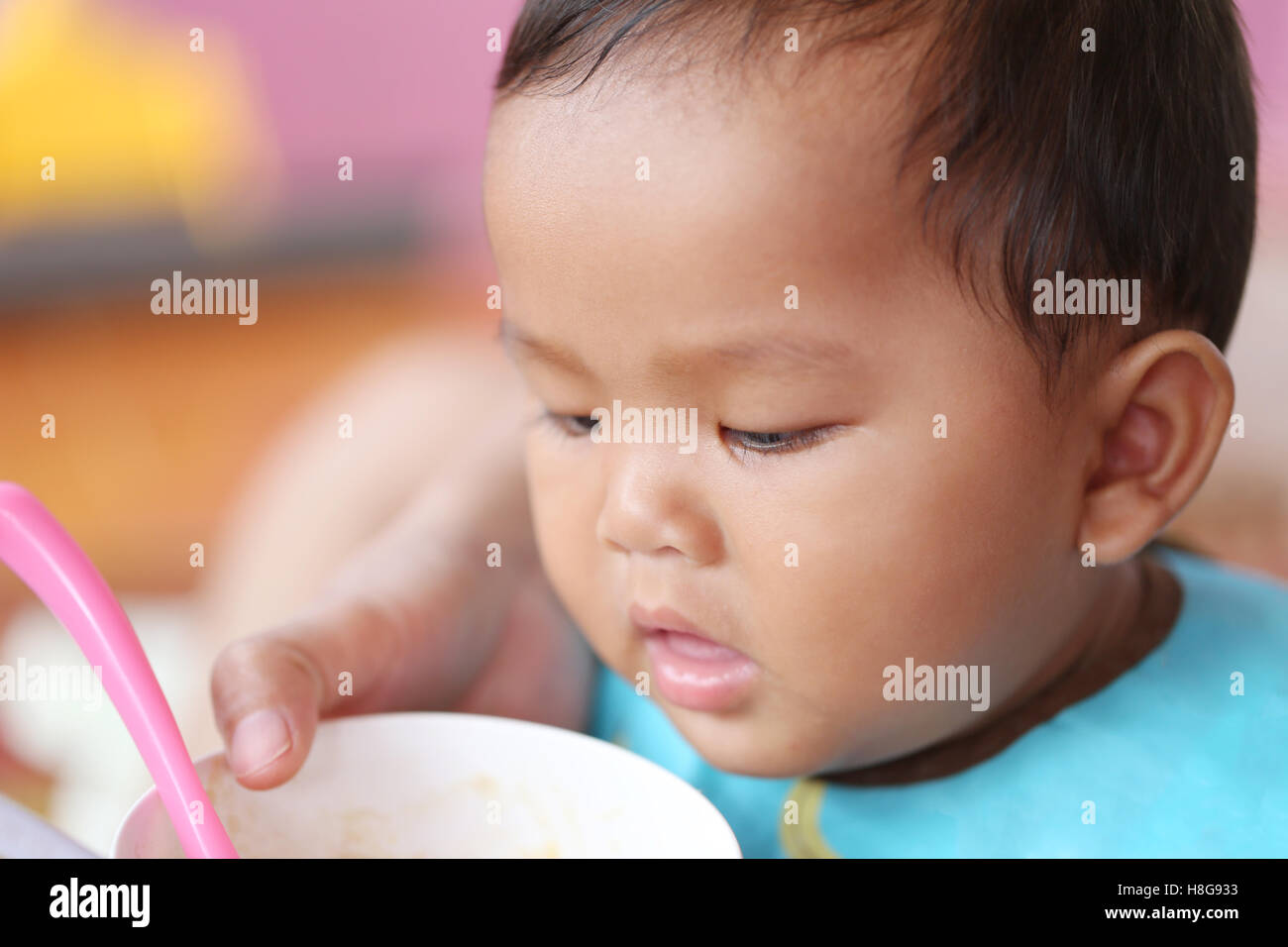 Asiatisches Baby Boy, Essen im Konzept der gesunde Lebensmittel und Ernährung für Entwicklung und Wachstum. Stockfoto