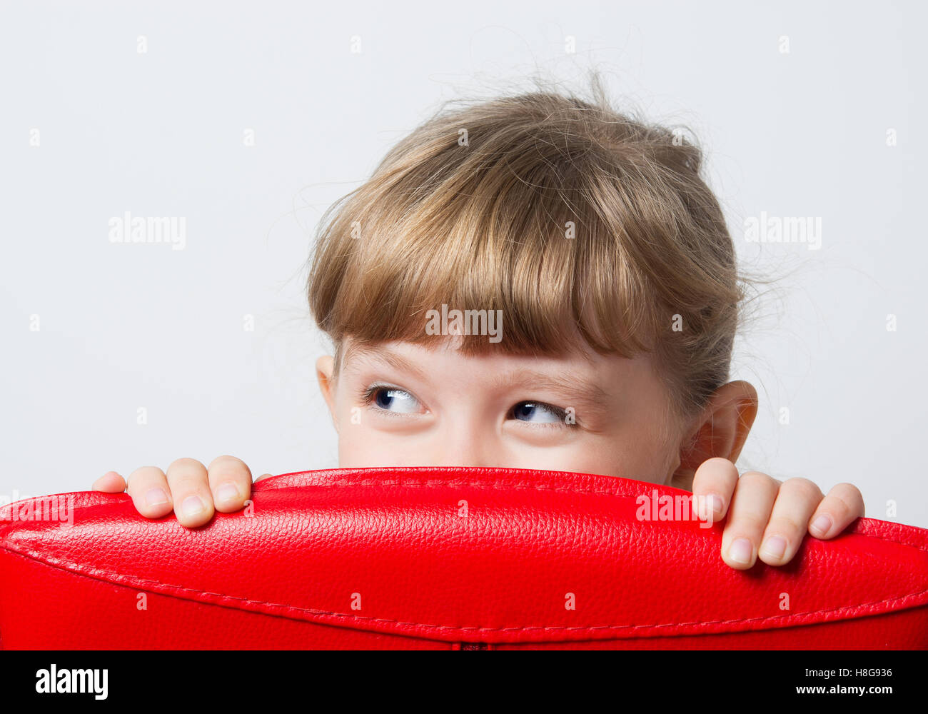 kleine lustige Mädchen mit Stuhl Stockfoto