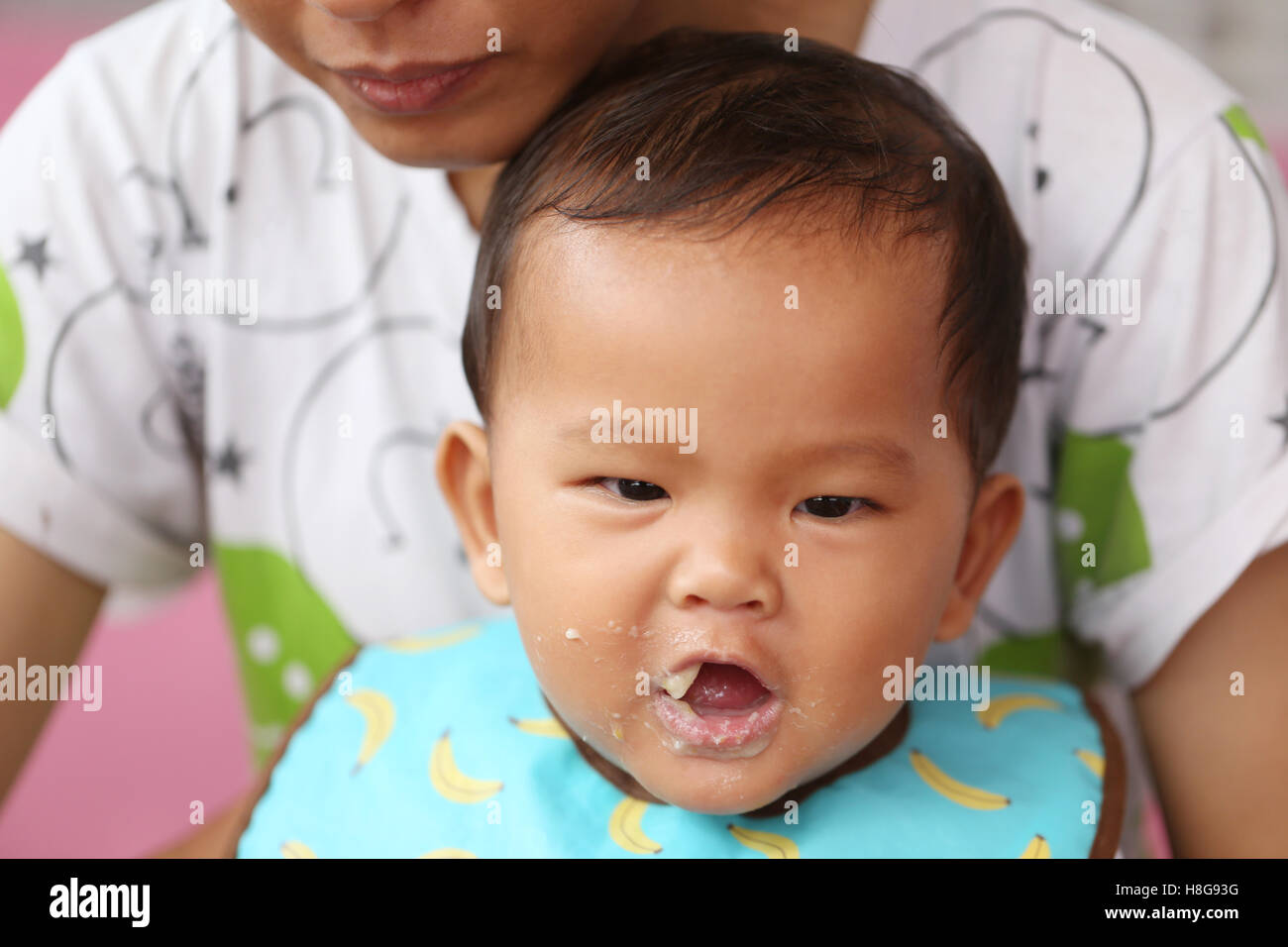Asiatisches Baby Boy, Essen im Konzept der gesunde Lebensmittel und Ernährung für Entwicklung und Wachstum. Stockfoto