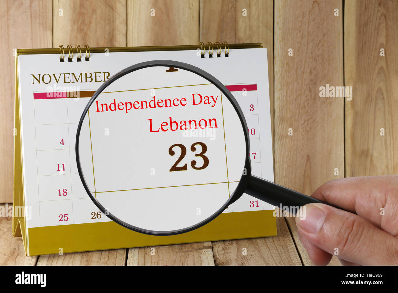 Lupe in der Hand im Kalender können Sie Tag der Unabhängigkeit des Libanon 23. November Konzept einer PR-Kampagne suchen Stockfoto