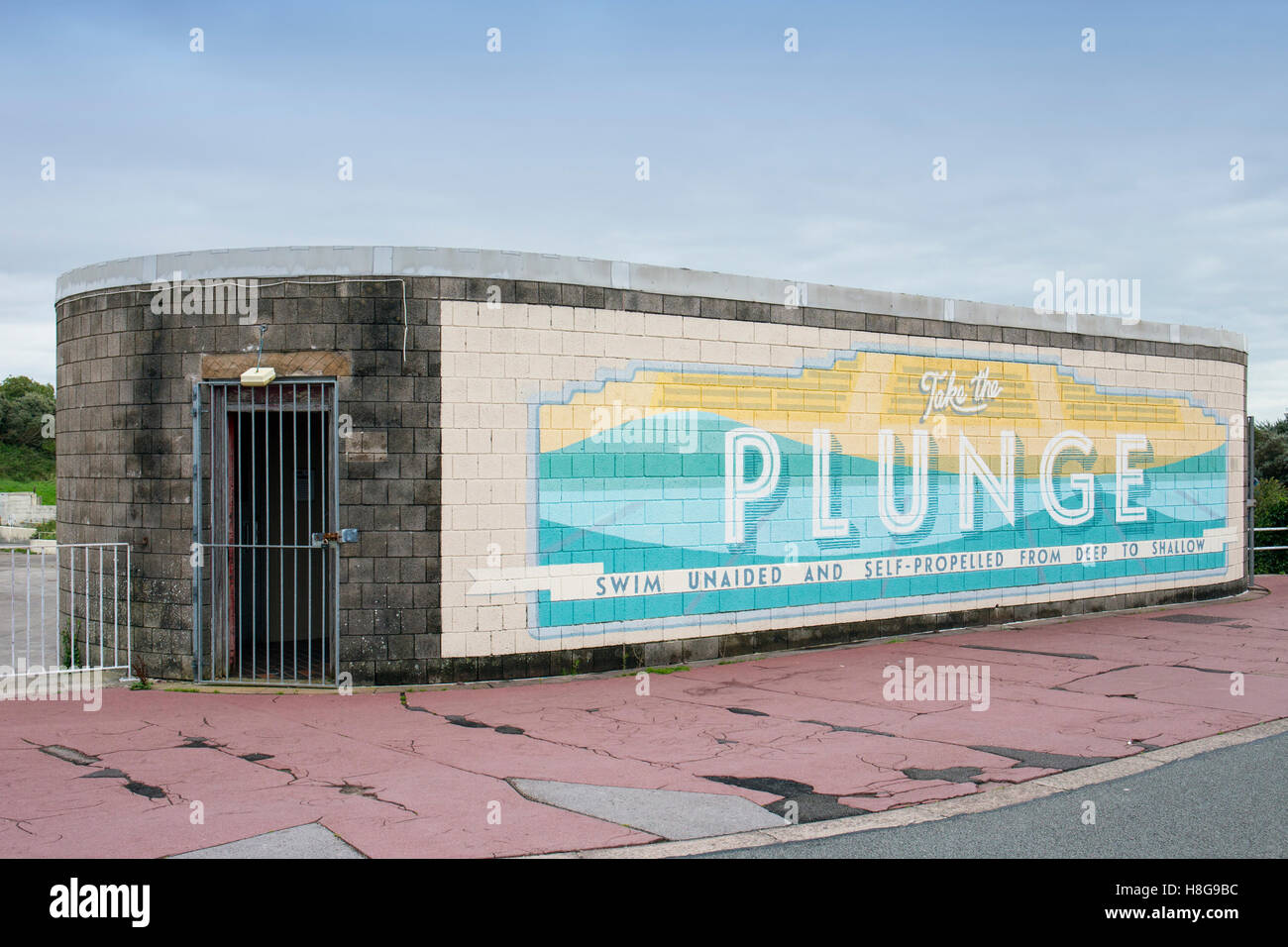 Nehmen Sie den Sprung, Sanitärgebäude auf ehemaligen Schwimmbad in Morecambe Lancashire UK Stockfoto