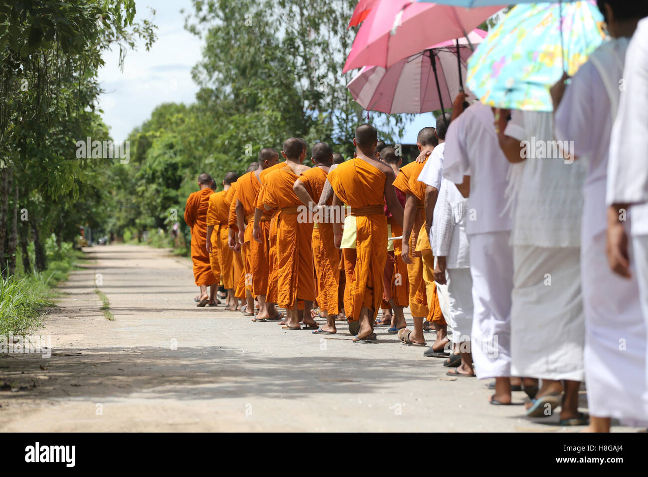 Mönche gingen auf der Straße für Kopf zum religiösen Zeremonien in der traditionellen buddhistischen Tempel. Stockfoto