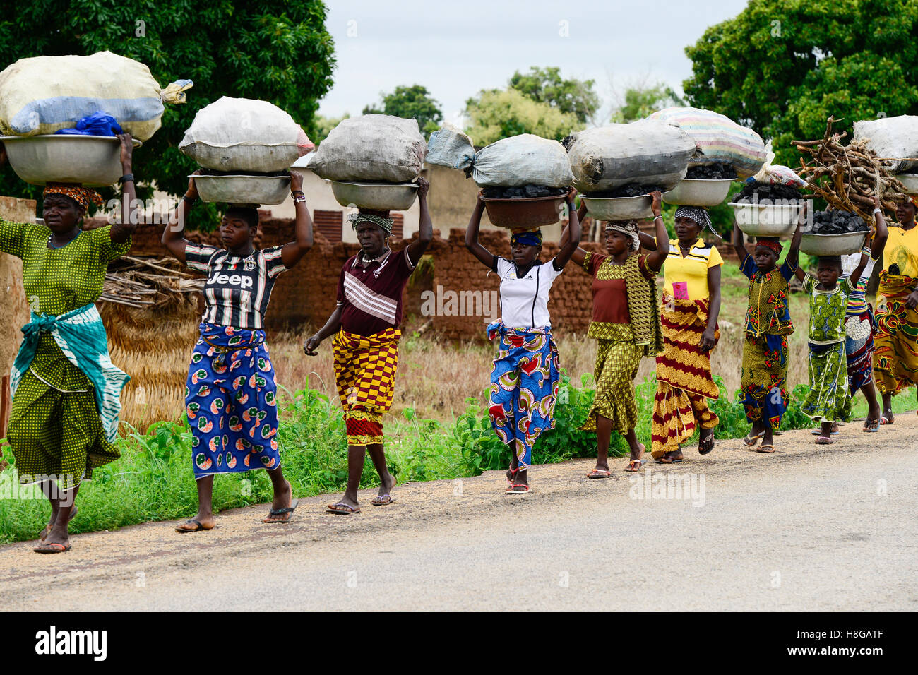 BURKINA FASO, Provinz Poni, Gaoua, Frauen aus den Dörfern tragen Holzkohle und Brennhölzer für Einkommen-Generation auf den Markt in der Stadt Stockfoto