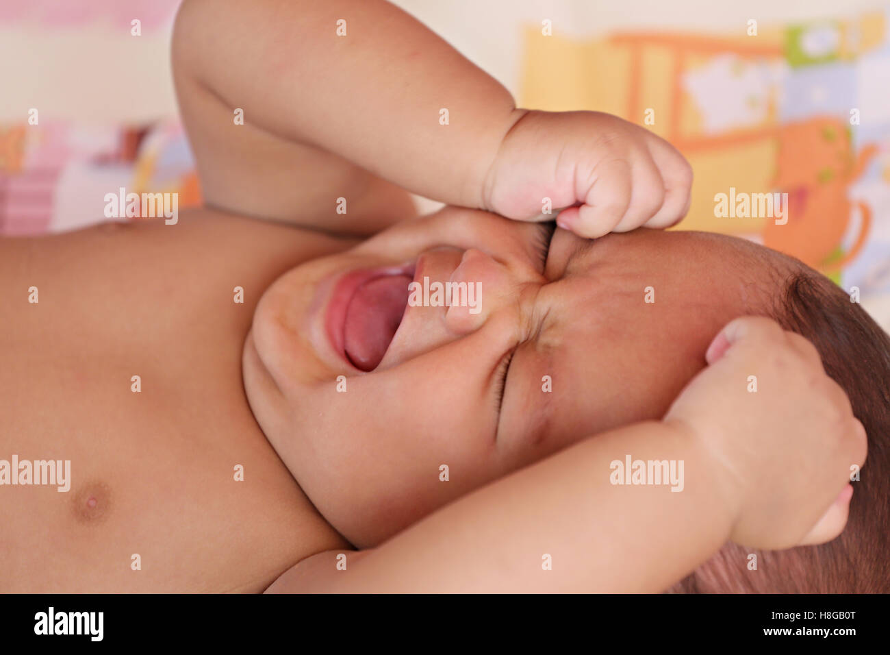 Asiatische Baby weint auf Bett, Konzept für Gesundheit und Wachstum. Stockfoto