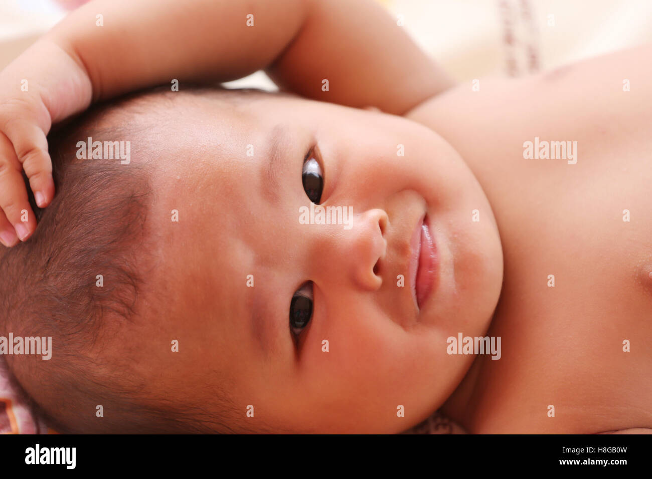 Asiatische Baby weint auf Bett, Konzept für Gesundheit und Wachstum. Stockfoto