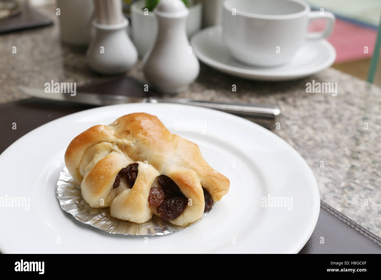 gebacken Dessert oder Obst Brot auf weiße Schale in einem Restaurant. Stockfoto