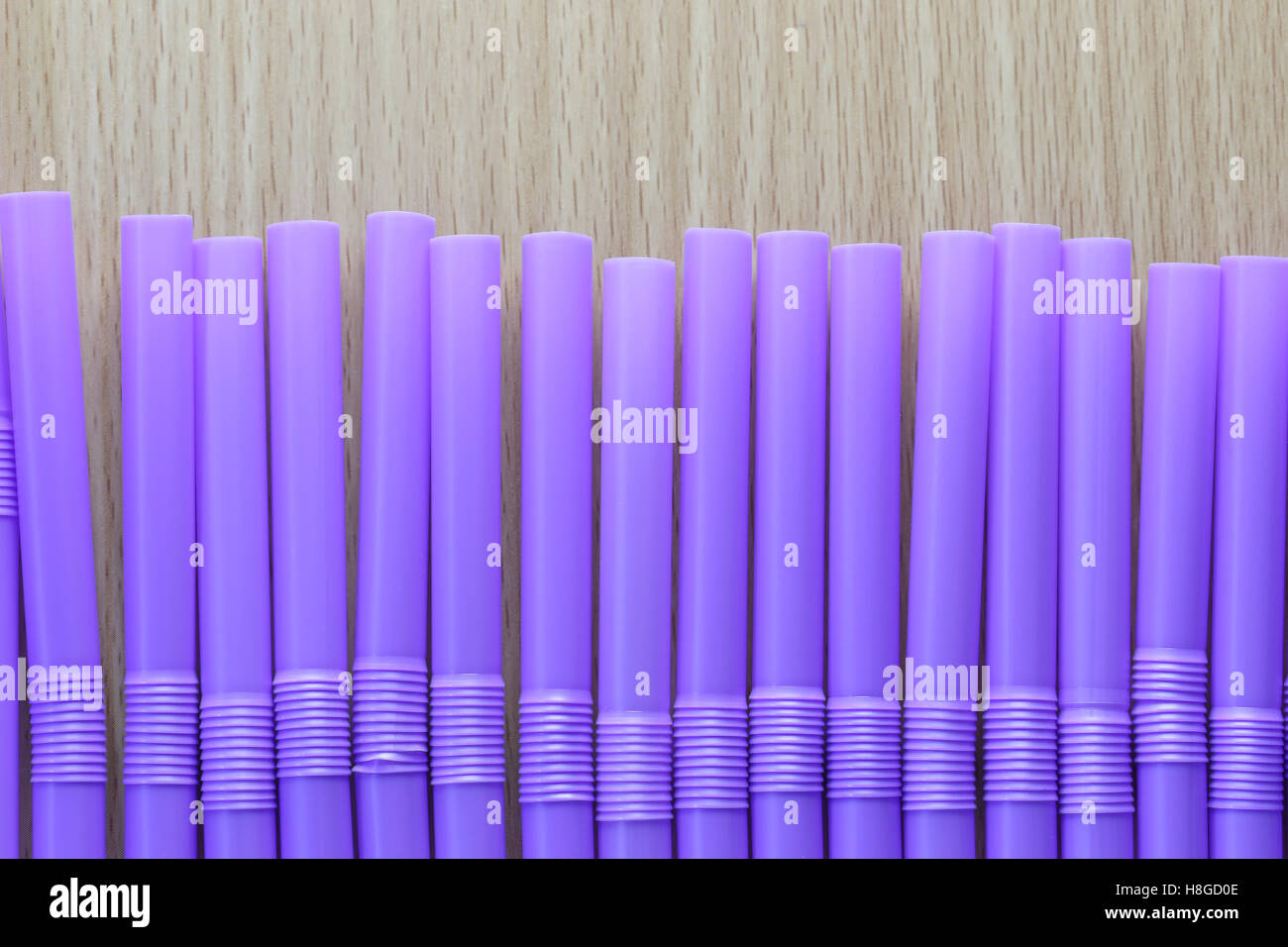Trinken Sie Tube violette Farbe in abstrakten Hintergrund für die Design-Idee-Kulisse. Stockfoto