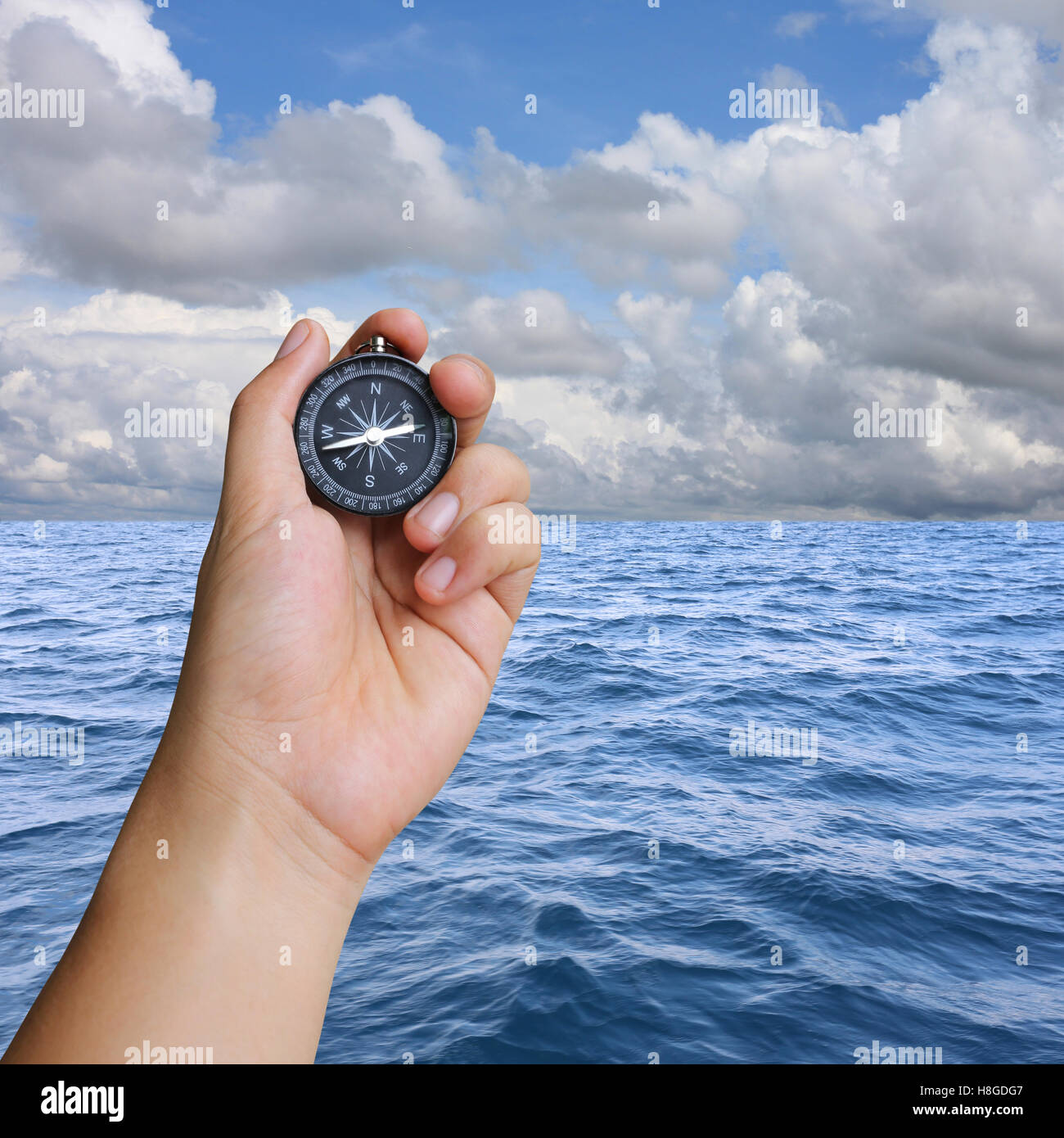 Hand der Mann hält eine Kompass und Blick Meer im Konzept der Reise am Meer. Stockfoto