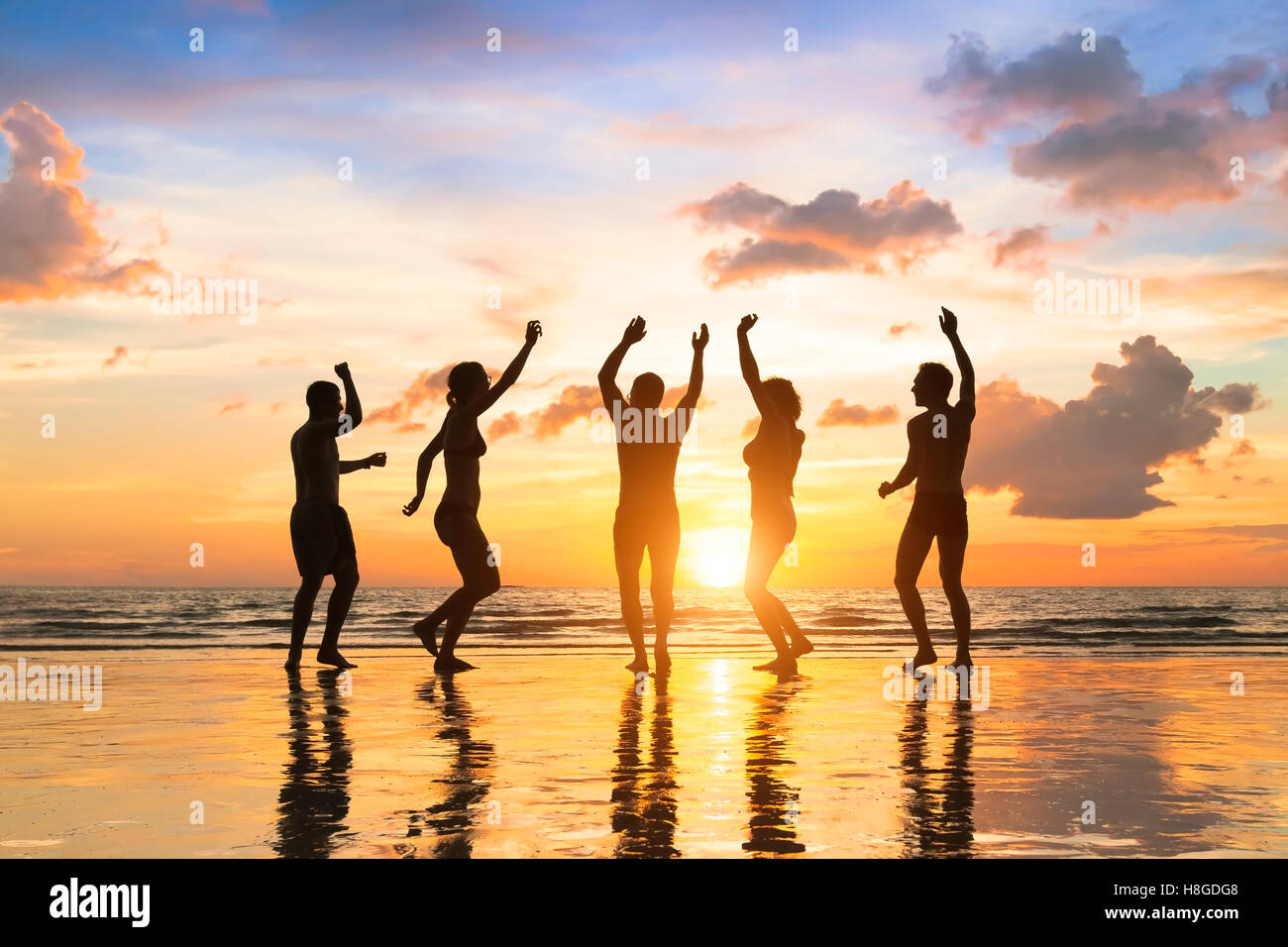 Gruppe von fröhlichen Menschen, die Spaß tanzen bei einer Strandparty, Sommerurlaub, Vollmond, Thailand Stockfoto