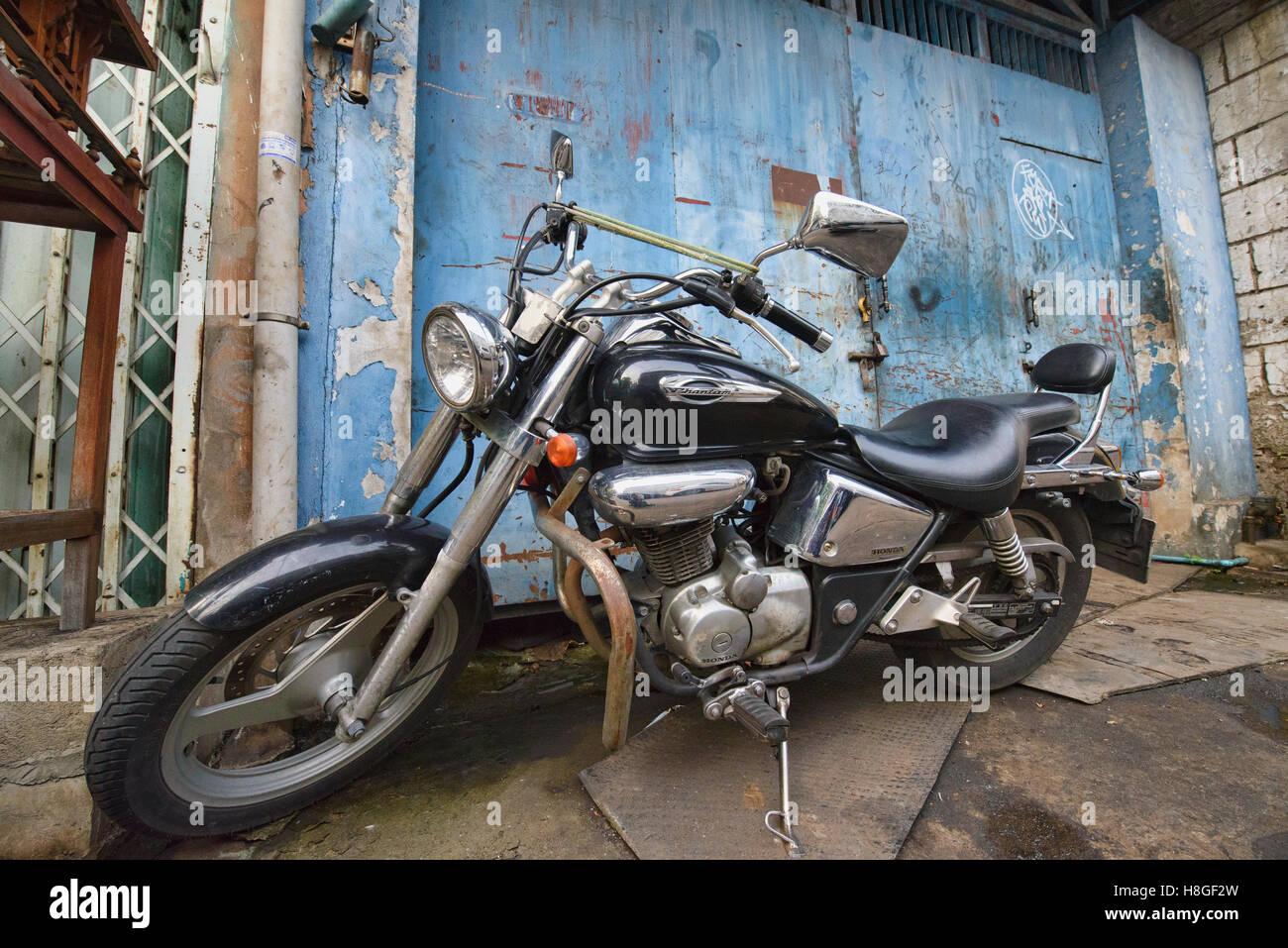 Motorrad geparkt in einer Straße in Chinatown Bangkok, Thailand Stockfoto