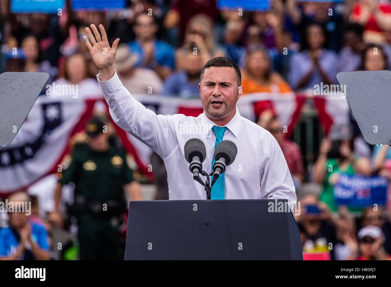 Florida Kongreßanwärter spricht Darren Soto an Präsident Barack Obama-Kampagne-Rallye für Hillary Clinton auf Sonntag, 6. November 2016 am Erbe-Park in Kissimmee, Florida. Stockfoto